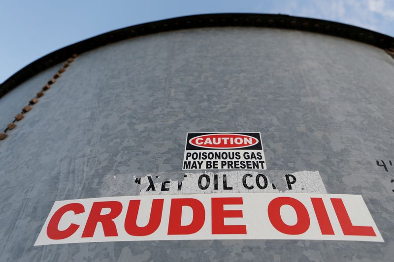 INE原油小幅上涨，EIA原油库存大幅减少近500万桶