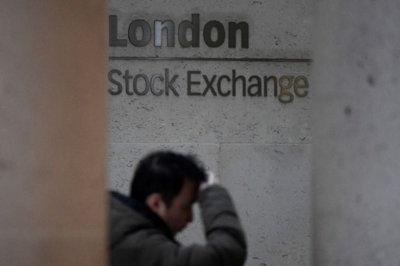 英国股市收低；截至收盘Investing.com 英国 100下跌0.83%
