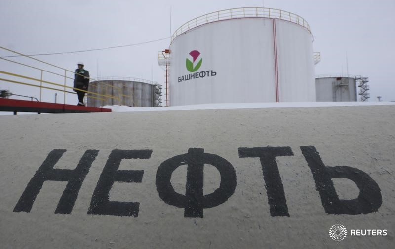 INE原油收盘回落小幅调整，对俄制裁的担忧情绪始终支持油价