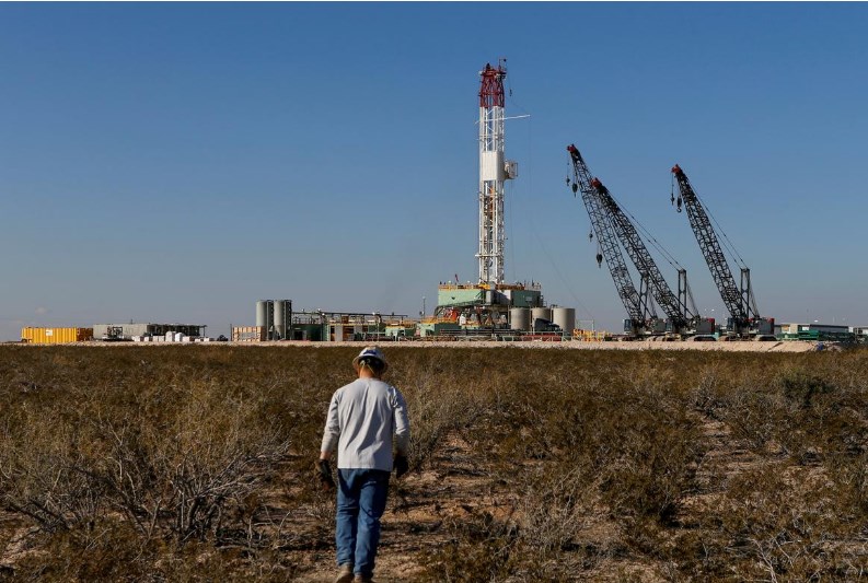 原油交易提醒：美国原油库存猛增不及供应紧张担忧，油价大涨3%，关注普京举行石油会议