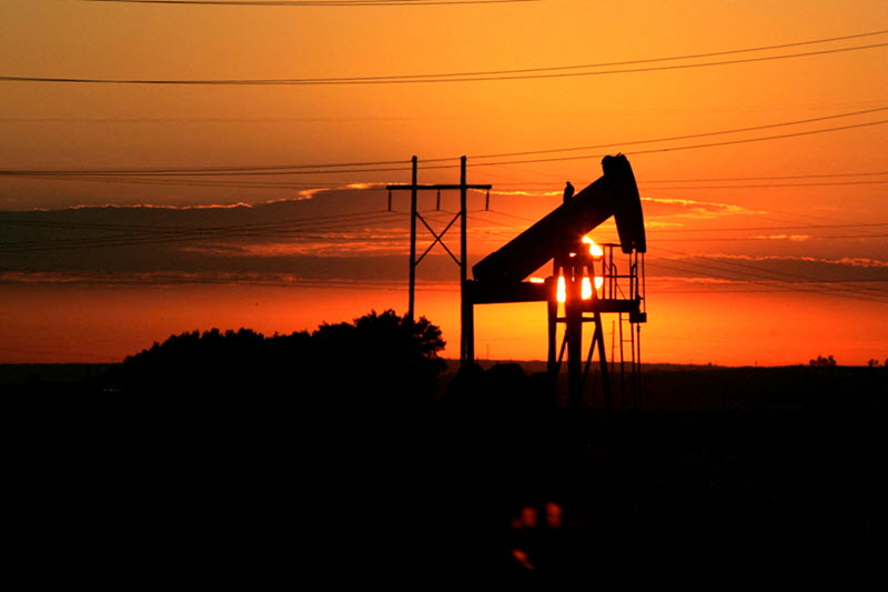 INE原油收盘小幅回落，市场在供需都减少之间平衡