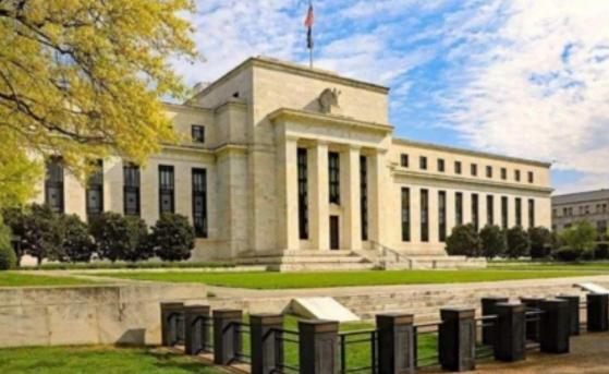美联储本周决议面临经济混乱局面，为何高利率没有减缓经济增长？